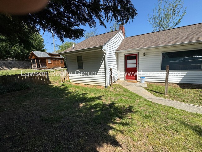Building Photo - Large Raleigh Court Home on a Corner Lot