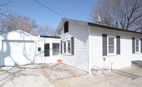 Building Photo - 2 Bedroom 1 Bath in Bettendorf with Attach...