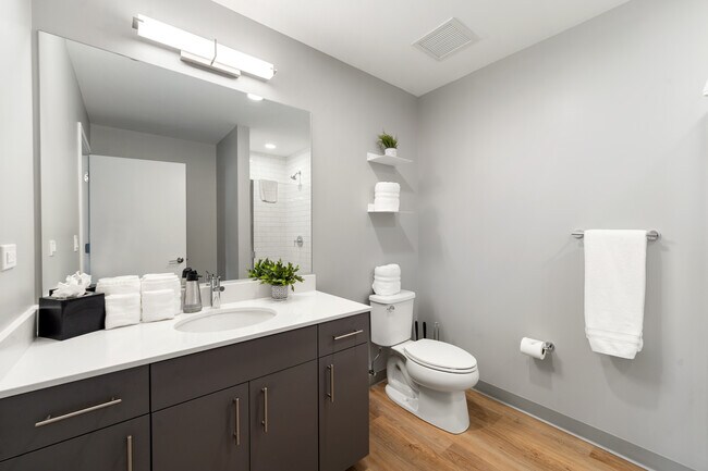 Building Photo - Central 4BR Apartment – Modern Living in Chicago