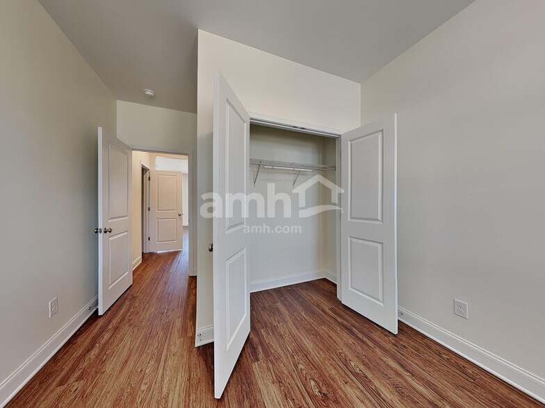 Building Photo - 2132 Laurel Vlg Cir