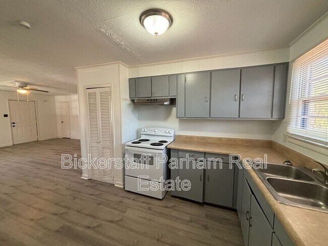 Building Photo - 231 17th Ave S