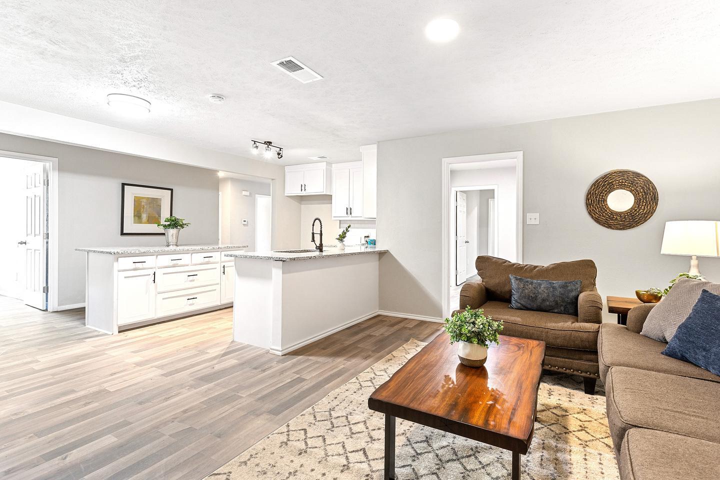 Building Photo - Conveniently located Fort Worth home with a welcoming atmosphere!