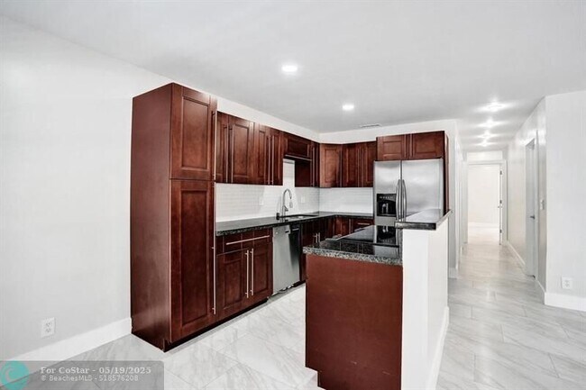 Building Photo - 802 SW 12th Ct