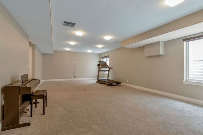 Building Photo - Upmarket Townhouse in Sought After Holladay City