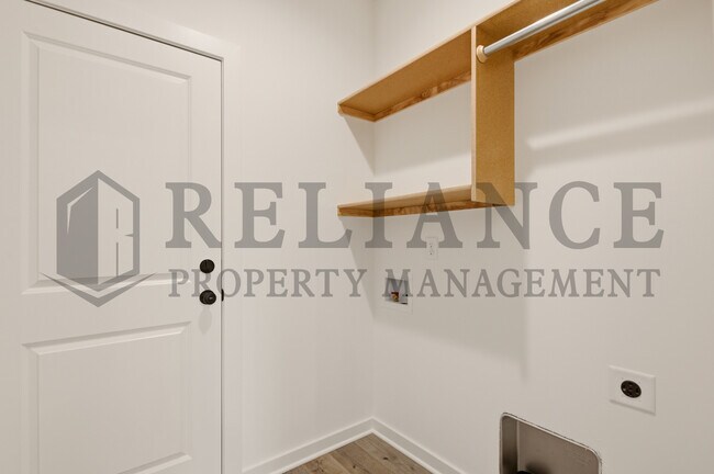 Building Photo - 5240 N Pinecrest Ct