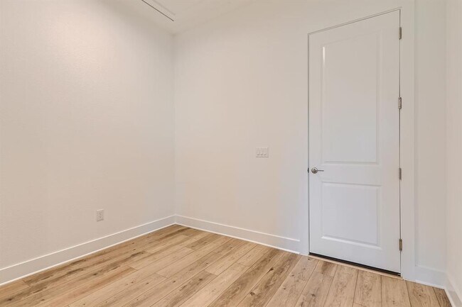 Building Photo - 300 Alava Wy