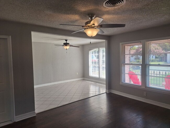 Building Photo - Spacious Home with a Huge Backyard & Modern Finishes