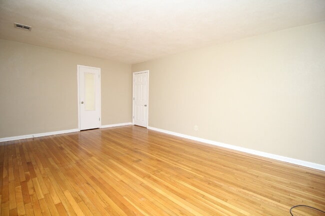 Building Photo - Northeast Pensacola Home- Entertainers Dre...