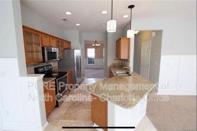 Building Photo - 6033 Queens Walk Ct