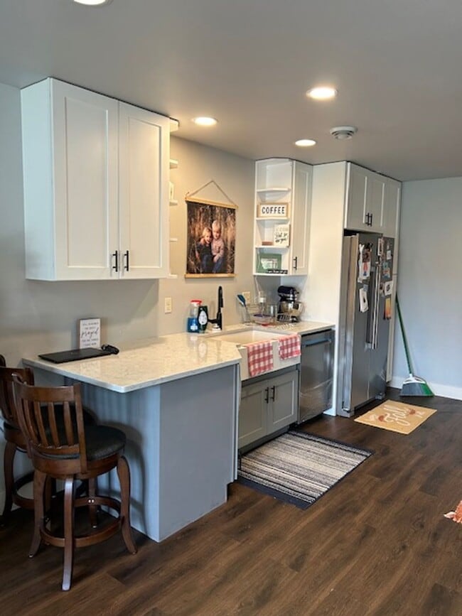 Building Photo - Beautifully Updated Town Home in the Heights with large, fenced yard