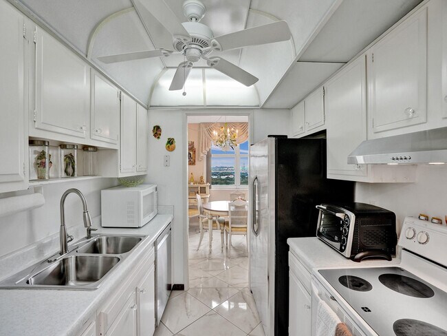 Building Photo - 2121 N Ocean Blvd