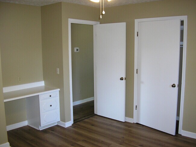 Building Photo - 2516 Edgehill Pl