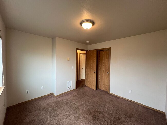 Building Photo - 3-bedroom, 2-bath lower unit in Ferndale--...