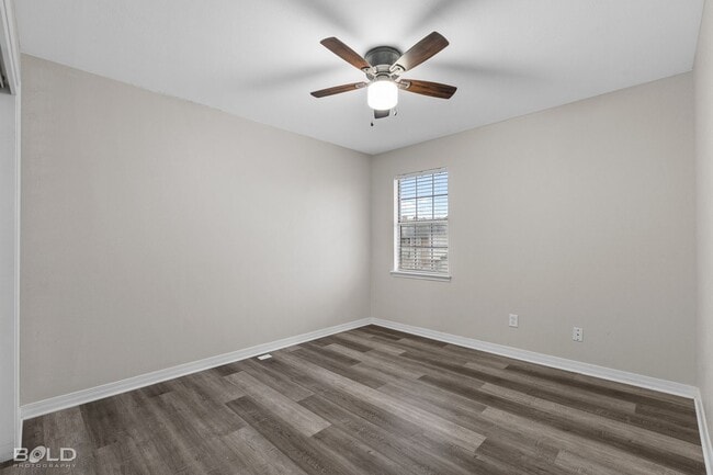 Building Photo - 3 bed 2 bath Town House