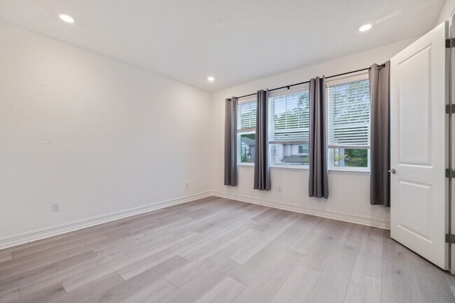 Building Photo - Estancia 3-Bed Retreat in Wesley Chapel wi...