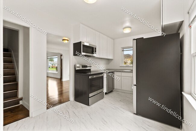 Building Photo - Modern Elegance Meets Campus Convenience: ...