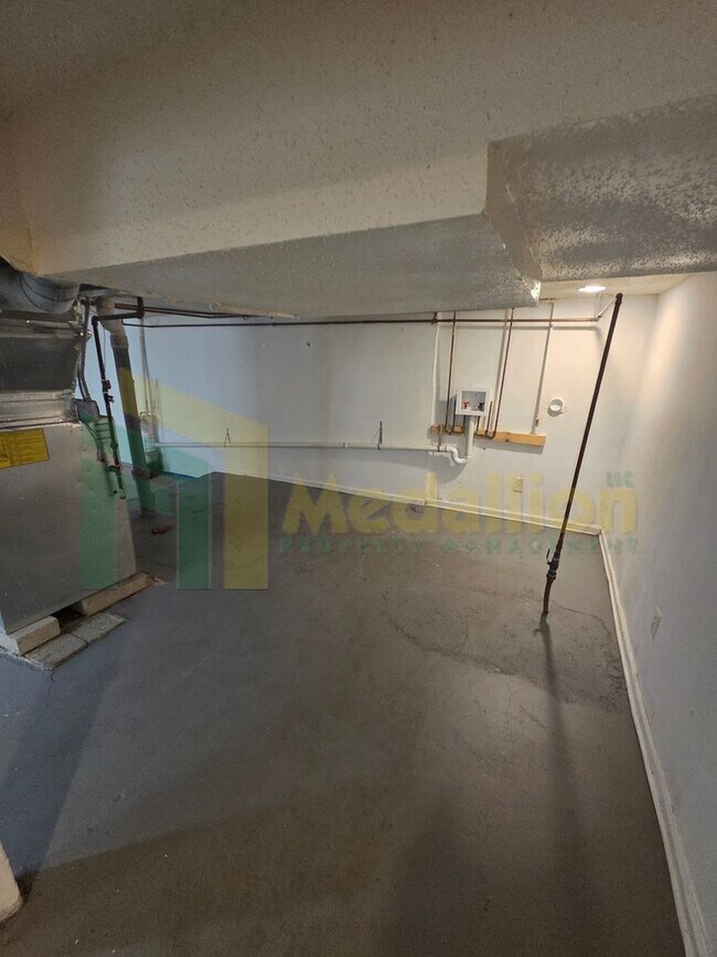 Building Photo - Spacious 3-Bedroom Home with Modern Update...
