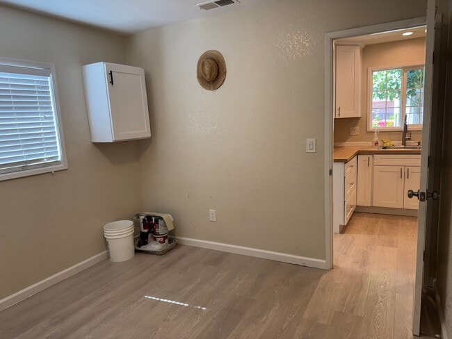 Building Photo - Great 4 Bedroom 3 Bathroom 2000 Sqft. Hous...