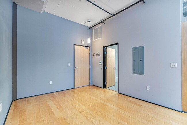 Building Photo - Stylish, south-facing 1-bdrm/1-bath loft in the Pearl—Deeded parking & storage