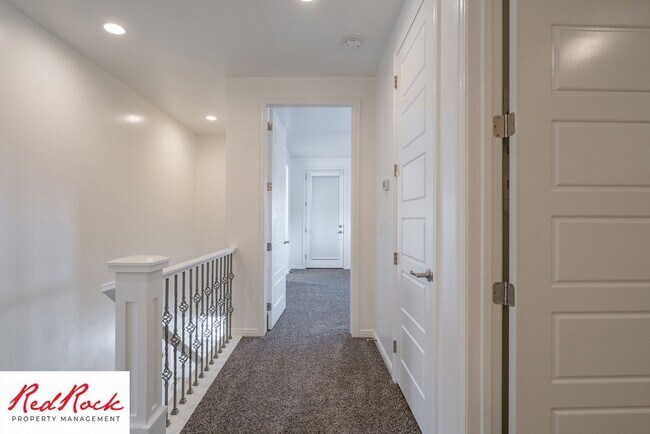 Building Photo - 3 Bedroom, 2.5 Bathroom Townhome in Ivins City