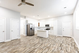 Building Photo - 220 Rystan Pl