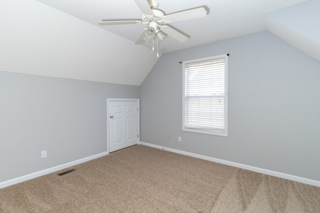 Building Photo - 913 Hazelbrook Way