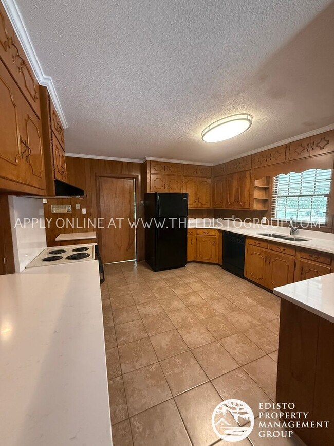 Building Photo - Charming Country Living with Modern Comforts