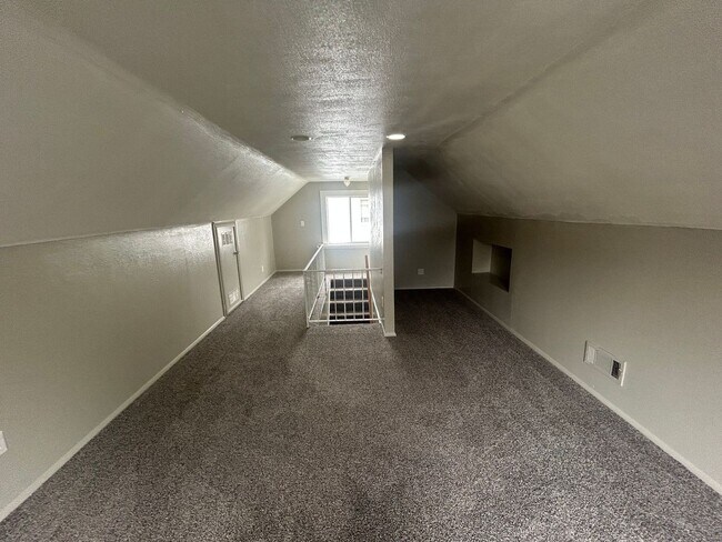 Building Photo - Charming 3-Bedroom Home Near North Toledo