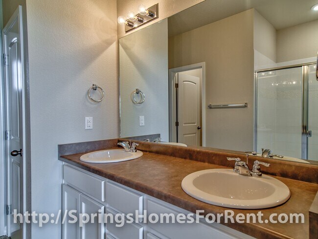 Building Photo - Rockrimmon Townhouse with Two Car Garage