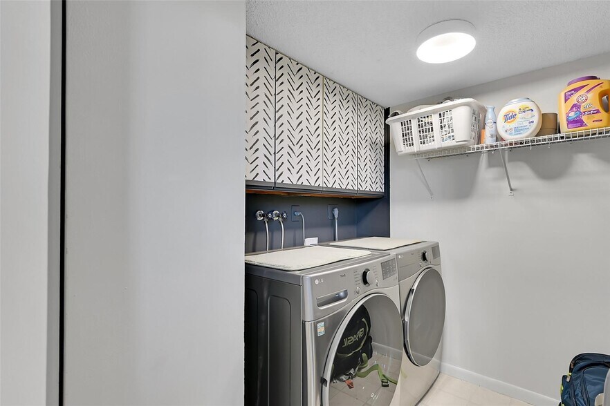 Building Photo - 2660 Carambola Cir N