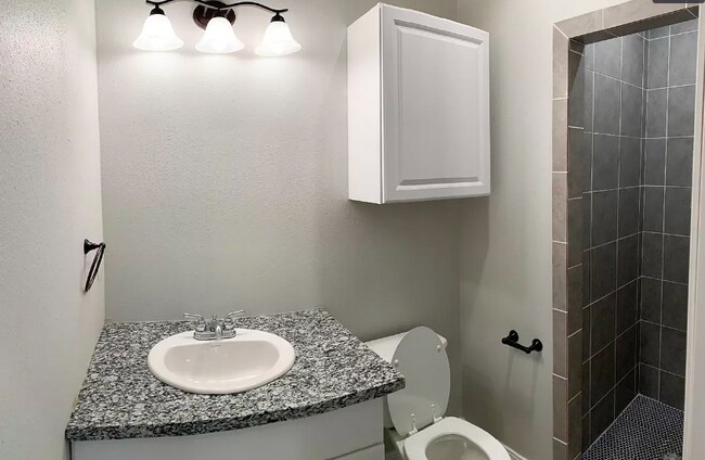 Building Photo - Beautiful Updated Duplex
