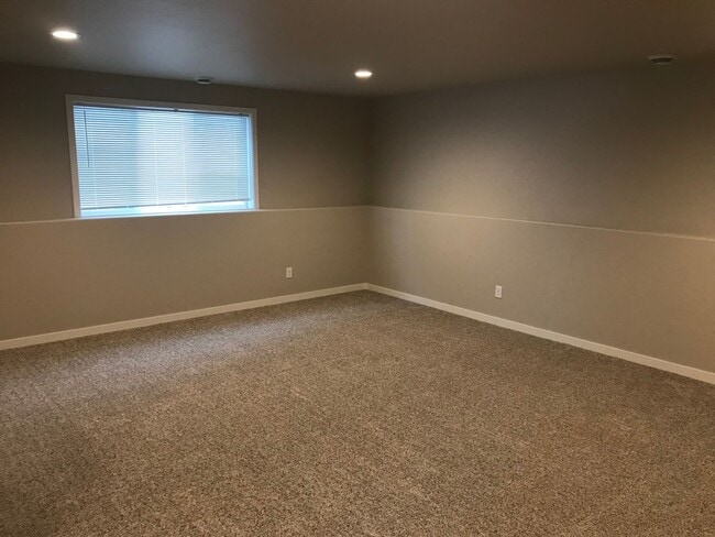 Building Photo - 4 Bed 3 Bath Single Family Home