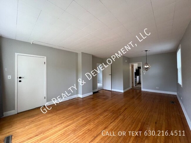 Building Photo - ***RIVERSIDE 1ST FLOOR UNIT / 2 BDRM - 1 B...