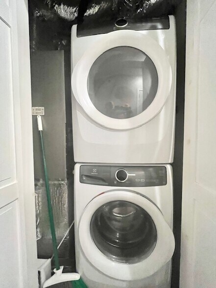 Building Photo - 1566 Tremont St