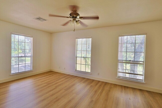 Building Photo - 3181 Pinehurst Dr