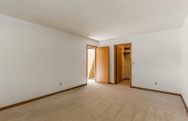 Building Photo - Prime Charbonneau Golf Community Location! 2 Bed, 2.5 Bath + Den, A/C, Washer/Dryer and Garage