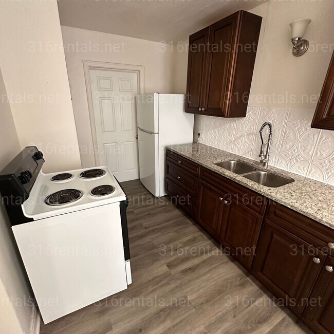 Building Photo - $525 - 1 bed 1 bath - Duplex