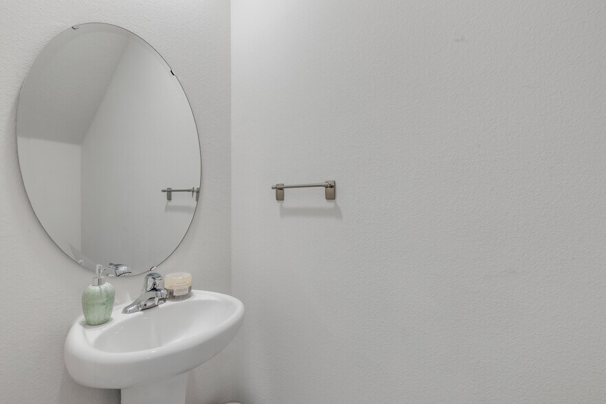 Building Photo - 2724 Silver Canoe Dr