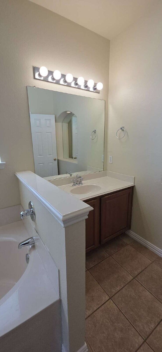 Building Photo - Expansive Mansfield Home with 5 Bedrooms, ...