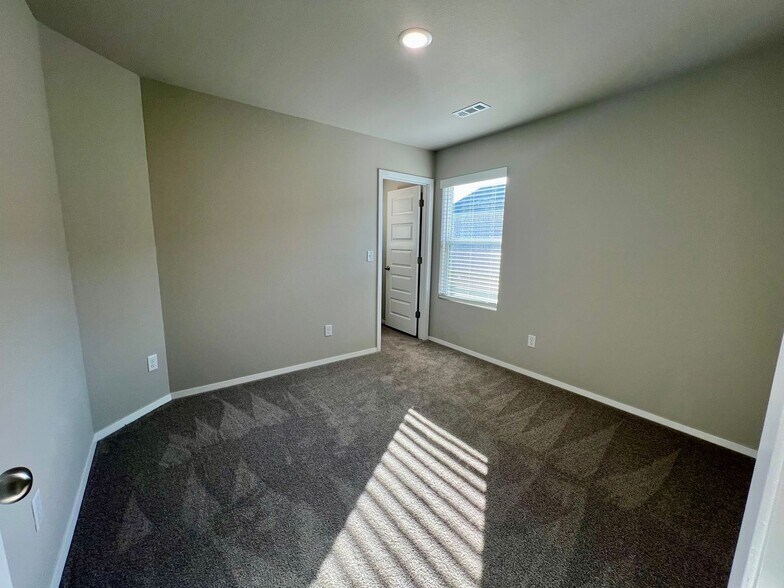 Building Photo - 8912 Preston Ct