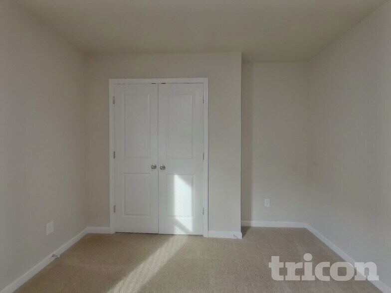 Building Photo - 213 Spring Knoll Dr