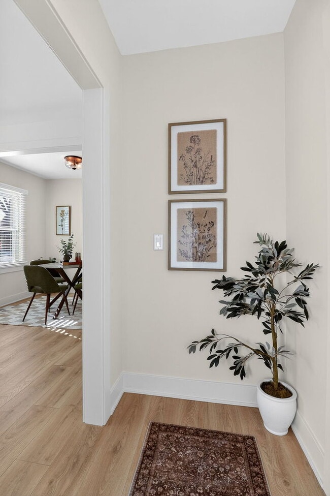 Building Photo - 102 E 56th St