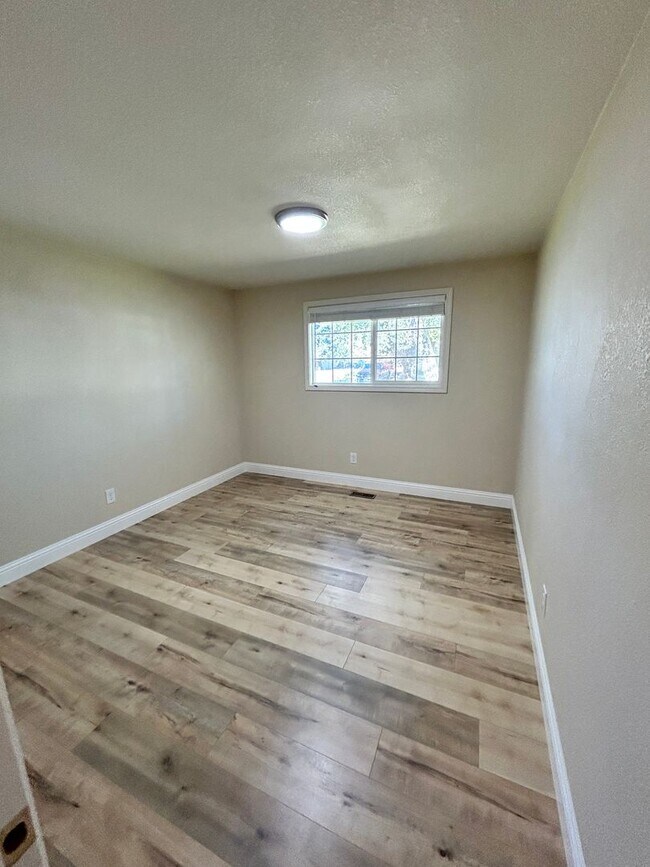 Building Photo - Newly Renovated 3 Bedroom, 2 Bath Home in ...