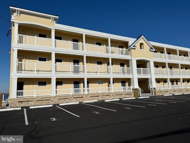 Building Photo - 200 Bay Ave