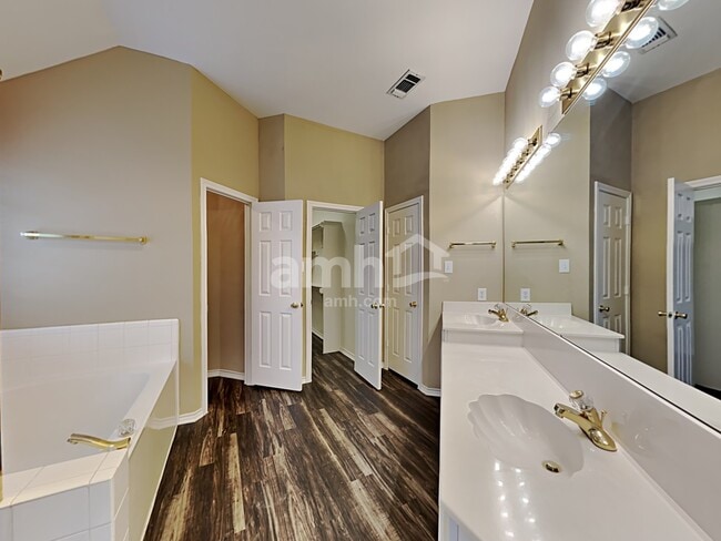 Building Photo - 210 Sparrow Hawk Dr