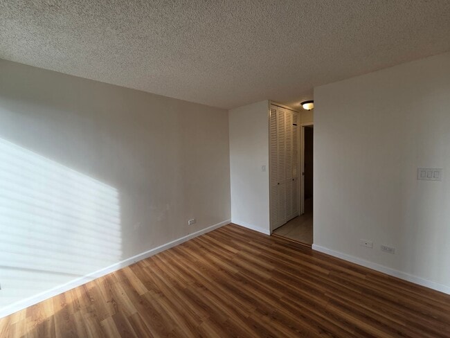 Building Photo - 1 bed, 1 bath, 1 parking Available for Rent in the Kapiolani manor