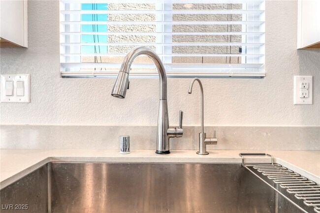 Building Photo - 10602 Enridge Ave