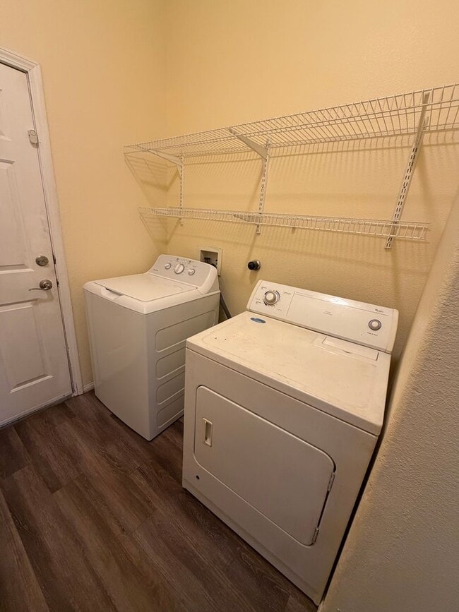 Building Photo - Contemporary 3 Bedroom 2 Bathroom Home Located In NW Albuquerque!