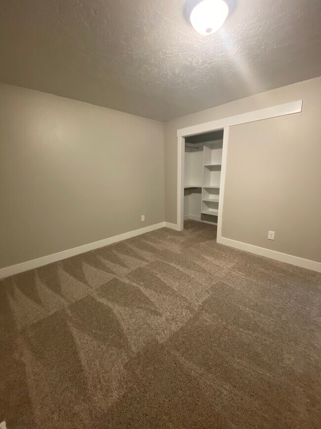 Building Photo - 2122 Colonial Ln
