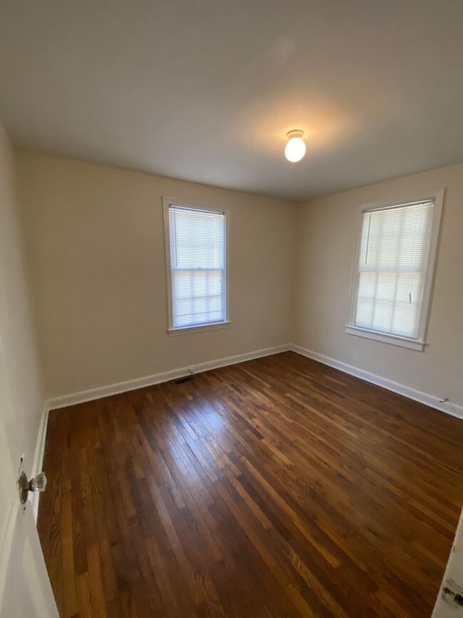 Building Photo - 2-bedroom, 1 bath home available in Rosewood area!
